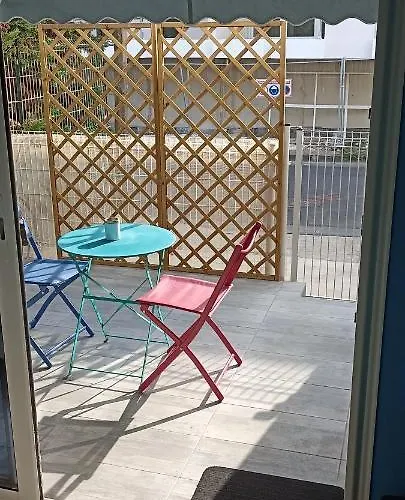 Apartment Bedroom 34300 *